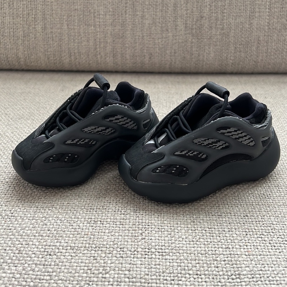 Yeezy 700 V3 Alvah color